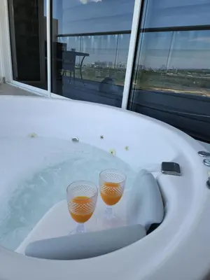 two glasses of orange juice sitting in a bathtub at Apartamento lujoso en Cartagena con jacuzzi y piscina privada in Cartagena de Indias