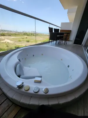 a jacuzzi tub on the balcony of a house at Apartamento lujoso en Cartagena con jacuzzi y piscina privada in Cartagena de Indias