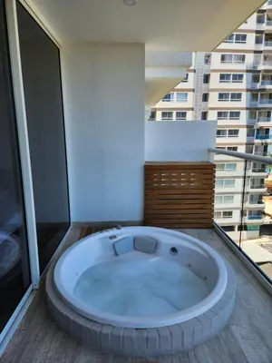 a large tub on the balcony of a building at Apartamento lujoso en Cartagena con jacuzzi y piscina privada in Cartagena de Indias