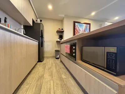 a hallway of a kitchen with wooden floors at Apartamento lujoso en Cartagena con jacuzzi y piscina privada in Cartagena de Indias
