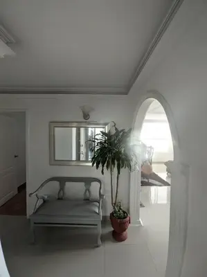 a room with a bench and a mirror and a plant at Apartamento Amoblado Cartagena in Cartagena de Indias