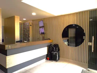a lobby with a counter and a mirror at Cómodo apartamento cerca al mar. in Cartagena de Indias