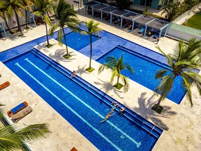 an overhead view of a swimming pool with palm trees at Apartamento Morros 922 in Cartagena de Indias