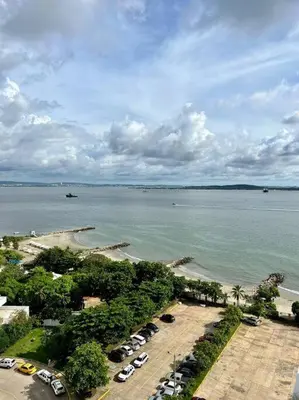 a group of cars parked in a parking lot near the water at Relax y Confort - Apartamento frente al Mar in Cartagena de Indias