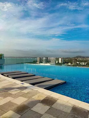 a row of lounges on top of a swimming pool at Apartamento morros con acceso directo a la playa in Cartagena de Indias