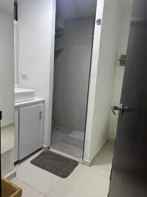 a bathroom with a shower with a glass door at Lindos apartamentos in Cartagena de Indias