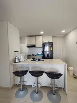 a kitchen with a counter and two bar stools at Apto Vista Mar 2 cuadras Playa, Jaccuzi BBQ Wifi Parqueadero y Ascensor 7 Piso in Santa Marta