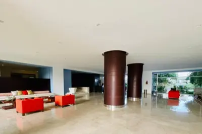 a large living room with red furniture and columns at Cartagena- Apto con acceso y vista al mar Morros Ultra in Cartagena de Indias