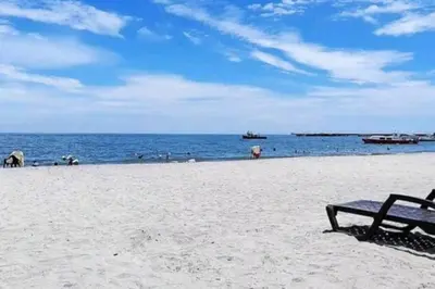 a bench sitting on a beach near the ocean at * * Magnífico * * apto en la playa * *Costazul 405 in Santa Marta