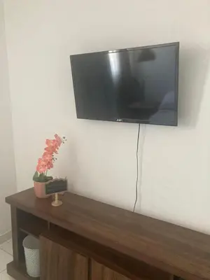 a flat screen tv hanging on a wall at Habitación en apartamento compartido al frente del cc Unico in Barranquilla