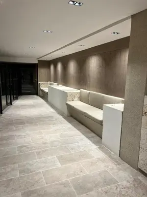 a lobby with couches and a tile floor at DQ505 Nuevo hermoso jacuzzi priv in Cartagena de Indias