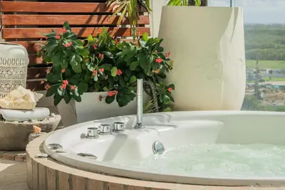 a bathroom sink with a plant in a bath tub at MQ1003 | Jacuzzi privado · Relax en Cielo Mar in Cartagena de Indias