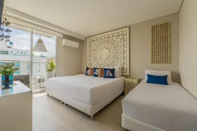 two beds in a room with a window at MQ1206 | Lujo, vista y jacuzzi privado 2BD in Cartagena de Indias