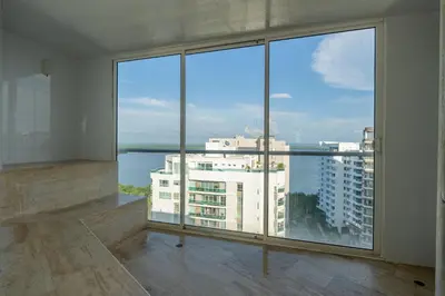 an empty room with a view of a building at MQ701 Nuevo Apto Boho Style Jacuzzi privado in Cartagena de Indias