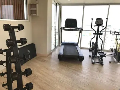 a gym with two treadmills and two exercise bikes at MQ701 Nuevo Apto Boho Style Jacuzzi privado in Cartagena de Indias
