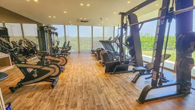 a gym with a row of treadmills and ellipticals at Apartamento en Condominio con acceso directo al mar en Cartagena in Cartagena de Indias