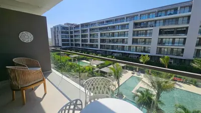 a balcony with a view of a large building at Apartamento en Condominio con acceso directo al mar en Cartagena in Cartagena de Indias