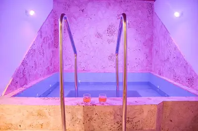 a pink bathroom with a tub with two glasses in it at Casa Acogedora con Piscina - House Rouse 14 in Cartagena de Indias