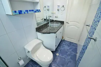 a small bathroom with a toilet and a sink at Apartamento de 3 habitaciones, 1103 in Cartagena de Indias