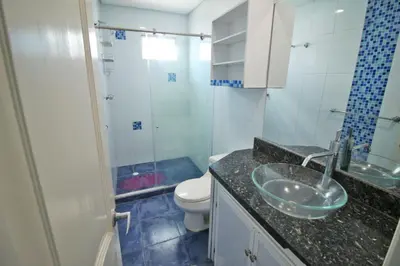 a bathroom with a sink and a toilet at Apartamento de 3 habitaciones, 1103 in Cartagena de Indias