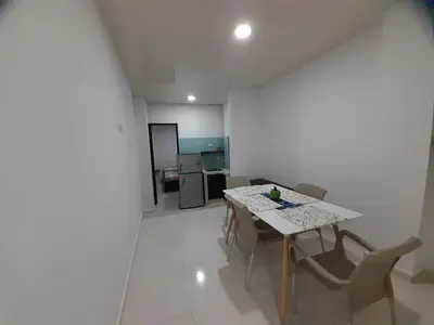 a dining room with a table and chairs in a room at Apartaestudio Cartagena 4P in Cartagena de Indias