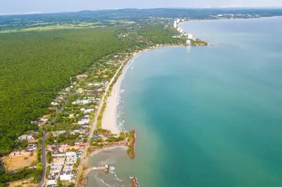 an aerial view of a beach and the ocean at Cabaña 2 en la mejor playa de Coveñas in Coveñas