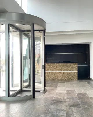 a lobby with glass doors in a building at Hermoso Apto Familiar en sector Bello Horizonte in Santa Marta