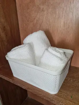 a white basket sitting on a wooden shelf at Cabaña Amadeus cerca al mar in Coveñas