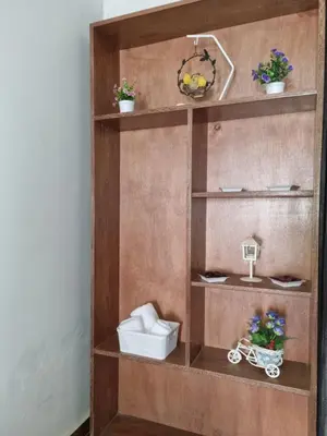 a wooden book shelf with a toy on it at Cabaña Amadeus cerca al mar in Coveñas