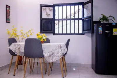 a dining room with a table with chairs and a window at Apartamento en Getsemaní in Cartagena de Indias
