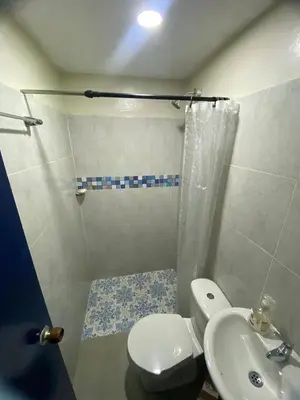 a small bathroom with a toilet and a sink at Apartamento en Getsemaní in Cartagena de Indias