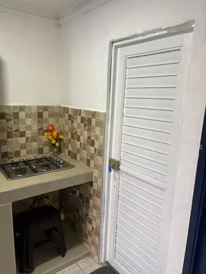 a white door in a kitchen with a stove at Apartamento en Getsemaní in Cartagena de Indias