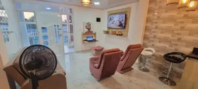 a living room with chairs and a fan at Apartahotel Los Ángeles in Cartagena de Indias