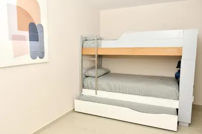 a room with a bunk bed and a painting at Excelente ubicación, cómodo apartamento in Barranquilla