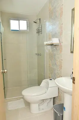 a bathroom with a toilet and a shower and a sink at Excelente ubicación, cómodo apartamento in Barranquilla