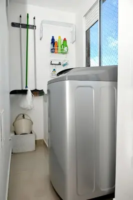 a white bath tub in a bathroom with a window at Apartamento familiar con excelente ubicación Barranquilla in Barranquilla
