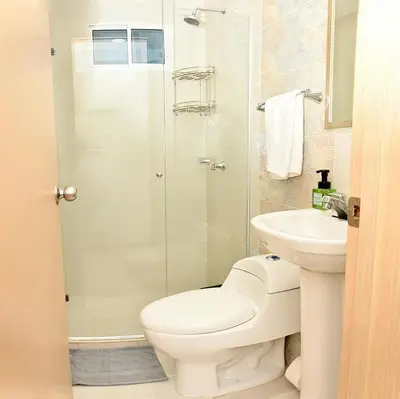 a bathroom with a toilet and a sink and a shower at Apartamento familiar con excelente ubicación Barranquilla in Barranquilla
