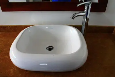 a white sink with a faucet in a bathroom at Apartamento con vista al laguito y al mar in Cartagena de Indias