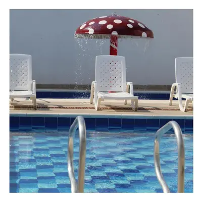a swimming pool with chairs and an umbrella and water at Hotel Mar del Plata in Cartagena de Indias