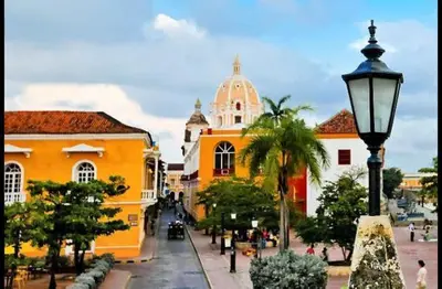 a city street with a street light and a building at Apartamento Central Frente al Mar Cartagena in Cartagena de Indias