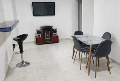 a room with a table and chairs and a television at Lindo Apartamento cerca al Estadio Metropolitano in Barranquilla