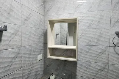 a bathroom with a mirror and a sink at Lindo Apartamento cerca al Estadio Metropolitano in Barranquilla