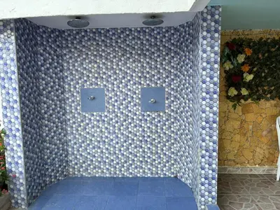 a blue and white tiled wall with two blue buttons at Hermoso apartamento con vista al mar in Cartagena de Indias