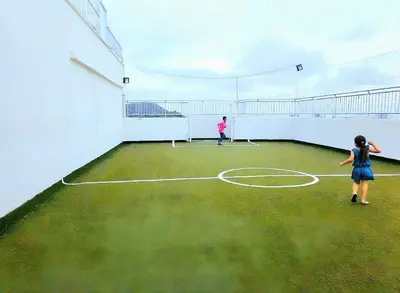 two people playing a game of basketball on a tennis court at Aqualina 42M2/3 cuadras playa in Cartagena de Indias