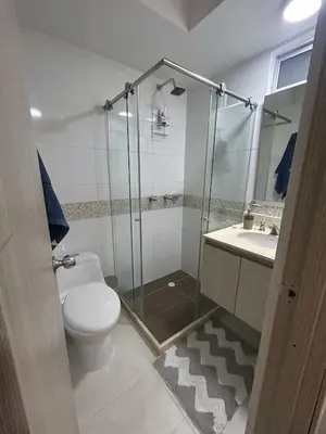 a bathroom with a shower and a toilet and a sink at Apartamento en Barranquilla Zona Norte Miramar in Barranquilla