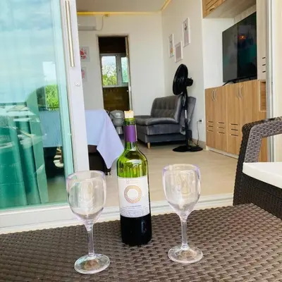 a bottle of wine sitting on a table with two wine glasses at Suite privada frente al mar, Tolú in San Silvestre