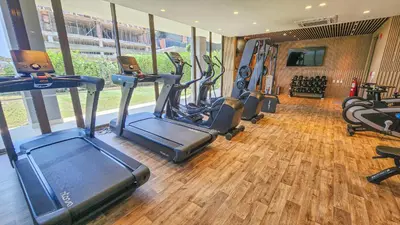 a gym with treadmills and ellipticals in a room at Apartamento en Morros Zoe con acceso directo al mar en Cartagena in Cartagena de Indias