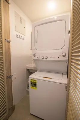 a kitchen with a washer and dryer in a room at Apartamento en Morros Zoe con acceso directo al mar en Cartagena in Cartagena de Indias