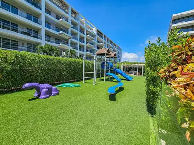 a playground in front of a large apartment building at Apartamento en Morros Zoe con acceso directo al mar en Cartagena in Cartagena de Indias