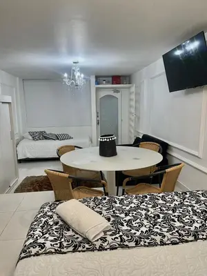 a living room with a table and chairs with a hat on it at Alojamiento vacacional en Bocagrande Cartagena in Cartagena de Indias